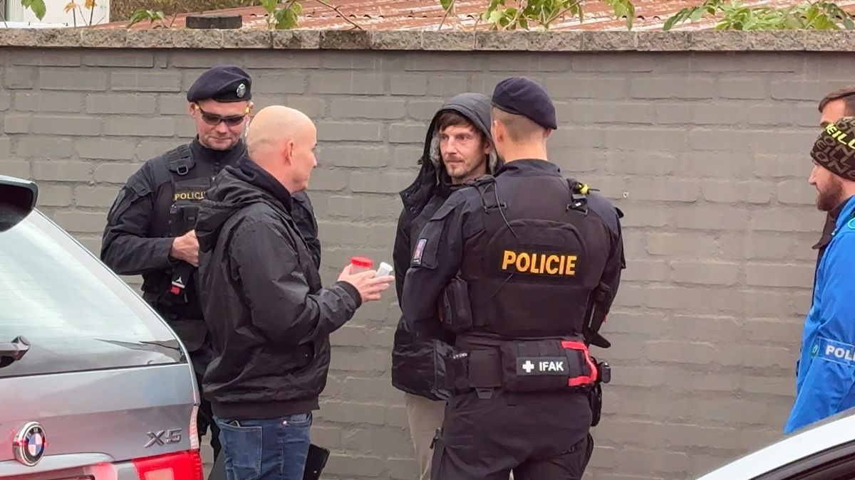 Mladík protáčel BMW v automyčce u Prahy, pak ujížděl policii